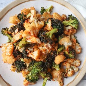 air fried broccoli and cauliflower seasoned on a plate